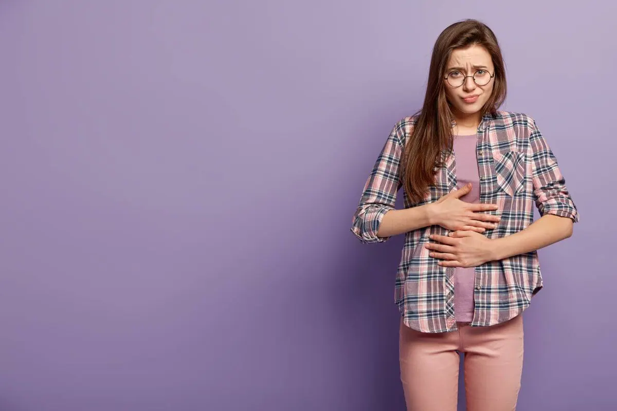Personne avec un ventre gonflé