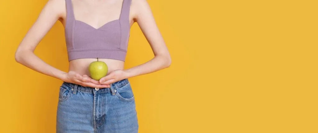 Transit intestinal : comprendre, améliorer et soulager les troubles digestifs Le transit intestinal est un indicateur essentiel de notre santé digestive. Il reflète la manière dont notre corps traite les aliments, absorbe les nutriments et élimine les déchets. Un bon transit favorise le confort quotidien, tandis qu’un fonctionnement perturbé peut engendrer des troubles variés comme la constipation, les ballonnements, ou la diarrhée. Dans cet article, nous allons expliquer le fonctionnement du tube digestif, les causes les plus fréquentes des déséquilibres intestinaux, et partager des conseils naturels pour améliorer le transit intestinal sans médicaments. Qu’est-ce que le transit intestinal ? Le transit intestinal désigne le temps nécessaire aux aliments pour parcourir l’ensemble du tube digestif, depuis la bouche jusqu’au rectum. Il comprend plusieurs étapes : mastication, passage dans l’estomac, digestion dans l’intestin grêle, puis transformation finale dans le côlon. Enfin, les résidus sont évacués sous forme de selles. Un fonctionnement harmonieux du système digestif repose sur un bon équilibre entre les différents organes impliqués, une alimentation adaptée, une hydratation correcte et un mode de vie sain. Quelle est la durée normale du transit intestinal ? Le temps de transit varie selon les individus. En moyenne, il est de 24 à 72 heures. Ce délai peut être influencé par : Le type d’aliments consommés ; L’apport en fibres et en eau ; Le niveau de stress ; L’activité physique. Il est normal d’aller à la selle entre trois fois par jour et trois fois par semaine. La régularité, la texture des selles et la facilité d’évacuation sont de bons indicateurs. Principaux troubles du transit intestinal La constipation La constipation est un ralentissement du transit intestinal. Elle se manifeste par une baisse de la fréquence des selles, des difficultés à évacuer ou des selles dures et sèches. Causes fréquentes de constipation Les causes incluent souvent une alimentation pauvre en fibres, un manque d’exercice, une faible consommation d’eau, ou des changements hormonaux. Certains médicaments peuvent également en être responsables. Solutions naturelles Pour lutter contre la constipation, il est conseillé de : Consommez davantage de céréales complètes, de légumes et de fruits frais ; Boire au moins 1,5 L d’eau par jour ; Pratiquer une activité physique quotidienne ; Intégrer des fibres alimentaires comme le psyllium ou les graines de lin. Une bonne hygiène intestinale passe par la régularité et une posture adéquate sur les toilettes, facilitant l’ouverture du rectum. La diarrhée À l’inverse, un transit intestinal trop rapide empêche une réabsorption suffisante de l’eau, entraînant des selles molles ou liquides. Ce phénomène est souvent temporaire mais peut aussi devenir chronique. Causes courantes Les causes possibles incluent des infections, des intolérances alimentaires, des troubles inflammatoires de l’intestin ou un déséquilibre du microbiote intestinal. Conseils naturels Optez pour des aliments constipants : riz blanc, carottes, bananes. Buvez de l’eau minérale riche en électrolytes. Intégrez des probiotiques pour rééquilibrer la flore intestinale. Ballonnements et inconfort digestif Les ballonnements sont un symptôme fréquent de troubles digestifs. Ils sont souvent liés à une mauvaise digestion, à une fermentation excessive ou à des intolérances alimentaires. Pour y remédier : Réduisez les FODMAPs ; Prenez le temps de mastiquer ; Évitez les boissons gazeuses ; Faites une cure de probiotiques ou d’enzymes digestives. Comment améliorer naturellement le transit intestinal ? Adapter son alimentation Une alimentation riche en fibres est la clé pour maintenir un bon transit. Les fibres augmentent le volume des selles, stimulent le péristaltisme et favorisent une évacuation naturelle. Sources recommandées : Légumes verts (brocoli, épinards, courgettes) ; Fruits avec la peau (kiwi, pomme, poire) ; Céréales complètes ; Féculents comme le quinoa ou les patates douces. Les aliments pauvres en fibres, comme les produits raffinés ou les plats industriels, sont à limiter. Astuce : introduisez les fibres progressivement pour éviter les ballonnements excessifs. Boire suffisamment d’eau Les fibres alimentaires ne sont efficaces que si elles peuvent absorber l’eau. Une bonne hydratation (1,5 à 2 litres par jour) est donc indispensable pour éviter la constipation. Bouger plus L’activité physique stimule la motricité intestinale. La marche, le yoga ou la natation sont idéaux pour activer naturellement le transit. Gérer son stress Le stress agit directement sur le système digestif via le nerf vague. Techniques recommandées : Respiration abdominale ; Méditation pleine conscience ; Sophrologie. Produits et compléments alimentaires utiles En complément d’une bonne alimentation, certains produits peuvent soutenir la digestion : Fibres alimentaires (psyllium blond, inuline) ; Probiotiques adaptés à la flore intestinale ; Plantes digestives : menthe poivrée, mélisse, fenouil. ⚠️ L’usage de laxatifs chimiques doit rester ponctuel. Demandez conseil à un professionnel de santé. Quand consulter un professionnel ? Certaines situations nécessitent une consultation : Douleurs douloureuses persistantes ; Présence de sang dans les selles ; Amaigrissement inexpliqué ; Alternance diarrhée/constipation. Des examens comme la coloscopie, l’analyse de la flore ou des bilans sanguins permettent d’en identifier les causes. FAQ – Transit intestinal Quels sont les meilleurs aliments pour favoriser un bon transit intestinal ? Les légumes, fruits, céréales complètes, féculents riches en fibres et l’eau sont vos meilleurs alliés. Combien de fois doit-on aller à la selle ? Entre trois fois par jour et trois fois par semaine. Ce qui compte, c’est la régularité et l’absence de gêne. Comment améliorer mon transit intestinal naturellement ? Mangez des aliments riches en fibres, hydratez-vous, bougez, et réduisez le stress quotidien. Ressources complémentaires Inserm – Le microbiote intestinal Fédération Française de Gastroentérologie Fondation DigestScience