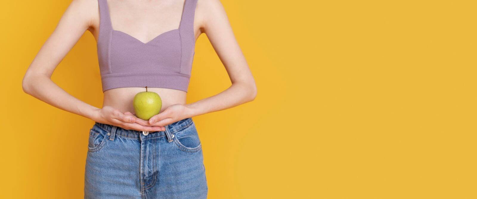 Transit intestinal : comprendre, améliorer et soulager les troubles digestifs Le transit intestinal est un indicateur essentiel de notre santé digestive. Il reflète la manière dont notre corps traite les aliments, absorbe les nutriments et élimine les déchets. Un bon transit favorise le confort quotidien, tandis qu’un fonctionnement perturbé peut engendrer des troubles variés comme la constipation, les ballonnements, ou la diarrhée. Dans cet article, nous allons expliquer le fonctionnement du tube digestif, les causes les plus fréquentes des déséquilibres intestinaux, et partager des conseils naturels pour améliorer le transit intestinal sans médicaments. Qu’est-ce que le transit intestinal ? Le transit intestinal désigne le temps nécessaire aux aliments pour parcourir l’ensemble du tube digestif, depuis la bouche jusqu’au rectum. Il comprend plusieurs étapes : mastication, passage dans l’estomac, digestion dans l’intestin grêle, puis transformation finale dans le côlon. Enfin, les résidus sont évacués sous forme de selles. Un fonctionnement harmonieux du système digestif repose sur un bon équilibre entre les différents organes impliqués, une alimentation adaptée, une hydratation correcte et un mode de vie sain. Quelle est la durée normale du transit intestinal ? Le temps de transit varie selon les individus. En moyenne, il est de 24 à 72 heures. Ce délai peut être influencé par : Le type d’aliments consommés ; L’apport en fibres et en eau ; Le niveau de stress ; L’activité physique. Il est normal d’aller à la selle entre trois fois par jour et trois fois par semaine. La régularité, la texture des selles et la facilité d’évacuation sont de bons indicateurs. Principaux troubles du transit intestinal La constipation La constipation est un ralentissement du transit intestinal. Elle se manifeste par une baisse de la fréquence des selles, des difficultés à évacuer ou des selles dures et sèches. Causes fréquentes de constipation Les causes incluent souvent une alimentation pauvre en fibres, un manque d’exercice, une faible consommation d’eau, ou des changements hormonaux. Certains médicaments peuvent également en être responsables. Solutions naturelles Pour lutter contre la constipation, il est conseillé de : Consommez davantage de céréales complètes, de légumes et de fruits frais ; Boire au moins 1,5 L d’eau par jour ; Pratiquer une activité physique quotidienne ; Intégrer des fibres alimentaires comme le psyllium ou les graines de lin. Une bonne hygiène intestinale passe par la régularité et une posture adéquate sur les toilettes, facilitant l’ouverture du rectum. La diarrhée À l’inverse, un transit intestinal trop rapide empêche une réabsorption suffisante de l’eau, entraînant des selles molles ou liquides. Ce phénomène est souvent temporaire mais peut aussi devenir chronique. Causes courantes Les causes possibles incluent des infections, des intolérances alimentaires, des troubles inflammatoires de l’intestin ou un déséquilibre du microbiote intestinal. Conseils naturels Optez pour des aliments constipants : riz blanc, carottes, bananes. Buvez de l’eau minérale riche en électrolytes. Intégrez des probiotiques pour rééquilibrer la flore intestinale. Ballonnements et inconfort digestif Les ballonnements sont un symptôme fréquent de troubles digestifs. Ils sont souvent liés à une mauvaise digestion, à une fermentation excessive ou à des intolérances alimentaires. Pour y remédier : Réduisez les FODMAPs ; Prenez le temps de mastiquer ; Évitez les boissons gazeuses ; Faites une cure de probiotiques ou d’enzymes digestives. Comment améliorer naturellement le transit intestinal ? Adapter son alimentation Une alimentation riche en fibres est la clé pour maintenir un bon transit. Les fibres augmentent le volume des selles, stimulent le péristaltisme et favorisent une évacuation naturelle. Sources recommandées : Légumes verts (brocoli, épinards, courgettes) ; Fruits avec la peau (kiwi, pomme, poire) ; Céréales complètes ; Féculents comme le quinoa ou les patates douces. Les aliments pauvres en fibres, comme les produits raffinés ou les plats industriels, sont à limiter. Astuce : introduisez les fibres progressivement pour éviter les ballonnements excessifs. Boire suffisamment d’eau Les fibres alimentaires ne sont efficaces que si elles peuvent absorber l’eau. Une bonne hydratation (1,5 à 2 litres par jour) est donc indispensable pour éviter la constipation. Bouger plus L’activité physique stimule la motricité intestinale. La marche, le yoga ou la natation sont idéaux pour activer naturellement le transit. Gérer son stress Le stress agit directement sur le système digestif via le nerf vague. Techniques recommandées : Respiration abdominale ; Méditation pleine conscience ; Sophrologie. Produits et compléments alimentaires utiles En complément d’une bonne alimentation, certains produits peuvent soutenir la digestion : Fibres alimentaires (psyllium blond, inuline) ; Probiotiques adaptés à la flore intestinale ; Plantes digestives : menthe poivrée, mélisse, fenouil. ⚠️ L’usage de laxatifs chimiques doit rester ponctuel. Demandez conseil à un professionnel de santé. Quand consulter un professionnel ? Certaines situations nécessitent une consultation : Douleurs douloureuses persistantes ; Présence de sang dans les selles ; Amaigrissement inexpliqué ; Alternance diarrhée/constipation. Des examens comme la coloscopie, l’analyse de la flore ou des bilans sanguins permettent d’en identifier les causes. FAQ – Transit intestinal Quels sont les meilleurs aliments pour favoriser un bon transit intestinal ? Les légumes, fruits, céréales complètes, féculents riches en fibres et l’eau sont vos meilleurs alliés. Combien de fois doit-on aller à la selle ? Entre trois fois par jour et trois fois par semaine. Ce qui compte, c’est la régularité et l’absence de gêne. Comment améliorer mon transit intestinal naturellement ? Mangez des aliments riches en fibres, hydratez-vous, bougez, et réduisez le stress quotidien. Ressources complémentaires Inserm – Le microbiote intestinal Fédération Française de Gastroentérologie Fondation DigestScience