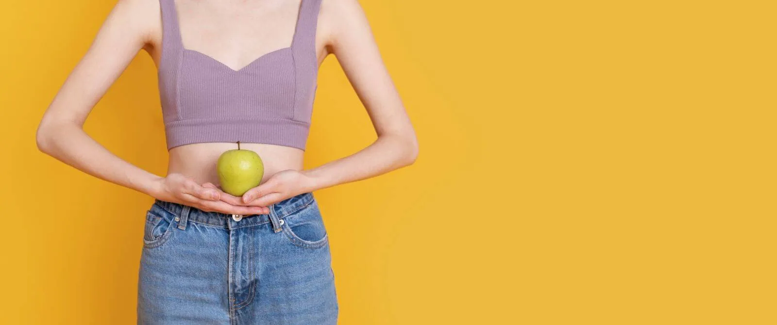 Transit intestinal : comprendre, améliorer et soulager les troubles digestifs Le transit intestinal est un indicateur essentiel de notre santé digestive. Il reflète la manière dont notre corps traite les aliments, absorbe les nutriments et élimine les déchets. Un bon transit favorise le confort quotidien, tandis qu’un fonctionnement perturbé peut engendrer des troubles variés comme la constipation, les ballonnements, ou la diarrhée. Dans cet article, nous allons expliquer le fonctionnement du tube digestif, les causes les plus fréquentes des déséquilibres intestinaux, et partager des conseils naturels pour améliorer le transit intestinal sans médicaments. Qu’est-ce que le transit intestinal ? Le transit intestinal désigne le temps nécessaire aux aliments pour parcourir l’ensemble du tube digestif, depuis la bouche jusqu’au rectum. Il comprend plusieurs étapes : mastication, passage dans l’estomac, digestion dans l’intestin grêle, puis transformation finale dans le côlon. Enfin, les résidus sont évacués sous forme de selles. Un fonctionnement harmonieux du système digestif repose sur un bon équilibre entre les différents organes impliqués, une alimentation adaptée, une hydratation correcte et un mode de vie sain. Quelle est la durée normale du transit intestinal ? Le temps de transit varie selon les individus. En moyenne, il est de 24 à 72 heures. Ce délai peut être influencé par : Le type d’aliments consommés ; L’apport en fibres et en eau ; Le niveau de stress ; L’activité physique. Il est normal d’aller à la selle entre trois fois par jour et trois fois par semaine. La régularité, la texture des selles et la facilité d’évacuation sont de bons indicateurs. Principaux troubles du transit intestinal La constipation La constipation est un ralentissement du transit intestinal. Elle se manifeste par une baisse de la fréquence des selles, des difficultés à évacuer ou des selles dures et sèches. Causes fréquentes de constipation Les causes incluent souvent une alimentation pauvre en fibres, un manque d’exercice, une faible consommation d’eau, ou des changements hormonaux. Certains médicaments peuvent également en être responsables. Solutions naturelles Pour lutter contre la constipation, il est conseillé de : Consommez davantage de céréales complètes, de légumes et de fruits frais ; Boire au moins 1,5 L d’eau par jour ; Pratiquer une activité physique quotidienne ; Intégrer des fibres alimentaires comme le psyllium ou les graines de lin. Une bonne hygiène intestinale passe par la régularité et une posture adéquate sur les toilettes, facilitant l’ouverture du rectum. La diarrhée À l’inverse, un transit intestinal trop rapide empêche une réabsorption suffisante de l’eau, entraînant des selles molles ou liquides. Ce phénomène est souvent temporaire mais peut aussi devenir chronique. Causes courantes Les causes possibles incluent des infections, des intolérances alimentaires, des troubles inflammatoires de l’intestin ou un déséquilibre du microbiote intestinal. Conseils naturels Optez pour des aliments constipants : riz blanc, carottes, bananes. Buvez de l’eau minérale riche en électrolytes. Intégrez des probiotiques pour rééquilibrer la flore intestinale. Ballonnements et inconfort digestif Les ballonnements sont un symptôme fréquent de troubles digestifs. Ils sont souvent liés à une mauvaise digestion, à une fermentation excessive ou à des intolérances alimentaires. Pour y remédier : Réduisez les FODMAPs ; Prenez le temps de mastiquer ; Évitez les boissons gazeuses ; Faites une cure de probiotiques ou d’enzymes digestives. Comment améliorer naturellement le transit intestinal ? Adapter son alimentation Une alimentation riche en fibres est la clé pour maintenir un bon transit. Les fibres augmentent le volume des selles, stimulent le péristaltisme et favorisent une évacuation naturelle. Sources recommandées : Légumes verts (brocoli, épinards, courgettes) ; Fruits avec la peau (kiwi, pomme, poire) ; Céréales complètes ; Féculents comme le quinoa ou les patates douces. Les aliments pauvres en fibres, comme les produits raffinés ou les plats industriels, sont à limiter. Astuce : introduisez les fibres progressivement pour éviter les ballonnements excessifs. Boire suffisamment d’eau Les fibres alimentaires ne sont efficaces que si elles peuvent absorber l’eau. Une bonne hydratation (1,5 à 2 litres par jour) est donc indispensable pour éviter la constipation. Bouger plus L’activité physique stimule la motricité intestinale. La marche, le yoga ou la natation sont idéaux pour activer naturellement le transit. Gérer son stress Le stress agit directement sur le système digestif via le nerf vague. Techniques recommandées : Respiration abdominale ; Méditation pleine conscience ; Sophrologie. Produits et compléments alimentaires utiles En complément d’une bonne alimentation, certains produits peuvent soutenir la digestion : Fibres alimentaires (psyllium blond, inuline) ; Probiotiques adaptés à la flore intestinale ; Plantes digestives : menthe poivrée, mélisse, fenouil. ⚠️ L’usage de laxatifs chimiques doit rester ponctuel. Demandez conseil à un professionnel de santé. Quand consulter un professionnel ? Certaines situations nécessitent une consultation : Douleurs douloureuses persistantes ; Présence de sang dans les selles ; Amaigrissement inexpliqué ; Alternance diarrhée/constipation. Des examens comme la coloscopie, l’analyse de la flore ou des bilans sanguins permettent d’en identifier les causes. FAQ – Transit intestinal Quels sont les meilleurs aliments pour favoriser un bon transit intestinal ? Les légumes, fruits, céréales complètes, féculents riches en fibres et l’eau sont vos meilleurs alliés. Combien de fois doit-on aller à la selle ? Entre trois fois par jour et trois fois par semaine. Ce qui compte, c’est la régularité et l’absence de gêne. Comment améliorer mon transit intestinal naturellement ? Mangez des aliments riches en fibres, hydratez-vous, bougez, et réduisez le stress quotidien. Ressources complémentaires Inserm – Le microbiote intestinal Fédération Française de Gastroentérologie Fondation DigestScience